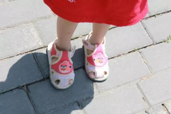 小孩外八字 小孩外八字