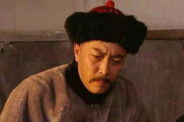 道士为八爷算命，算出三个字，邬思道也写下三个字，胤禛哈哈大笑