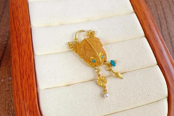 什么星座适合戴金蟾吊坠图片 什么星座适合戴金蟾吊坠图片