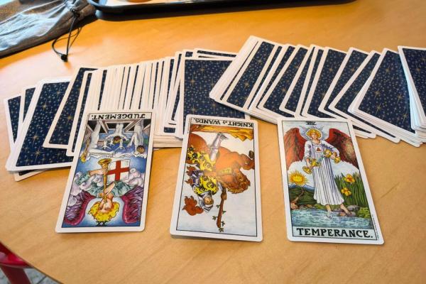 塔罗测试:要不要放弃暗恋他? 塔罗测试:要不要放弃暗恋他?